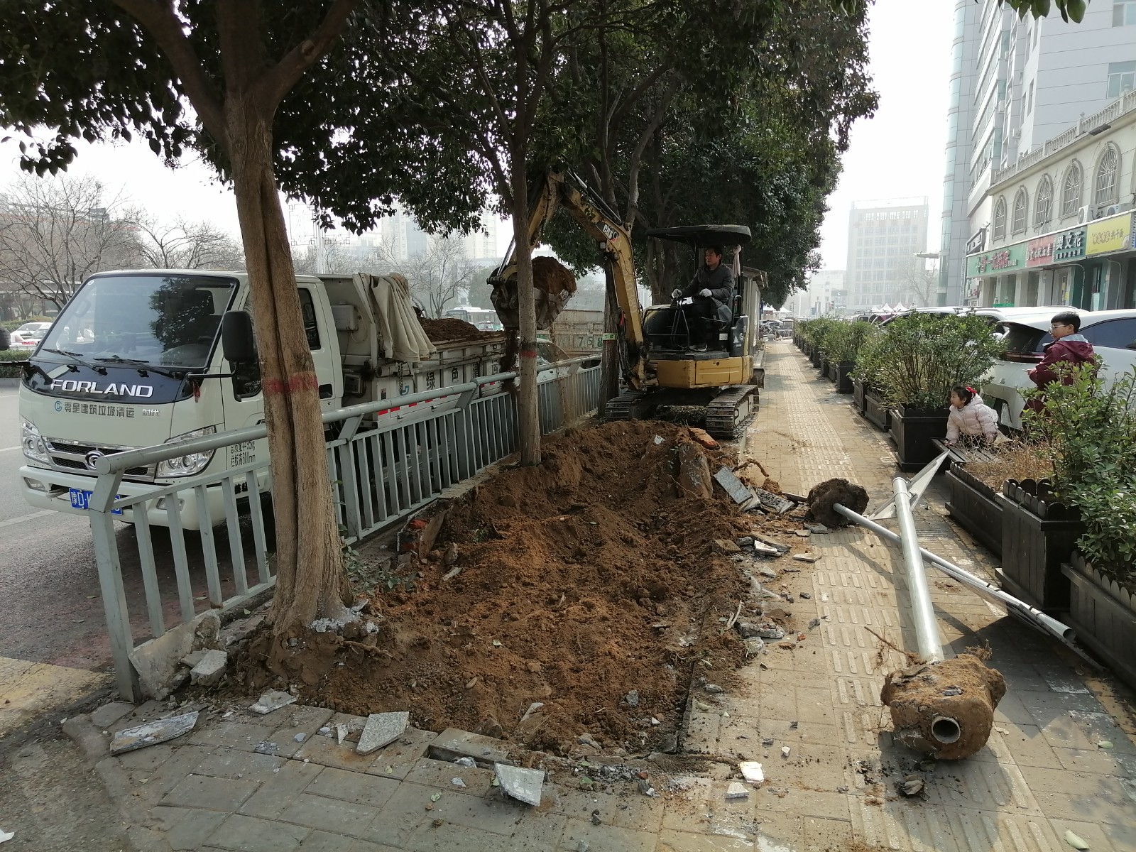 火狐电竞汝州市城市管理局：闹市区护栏内侧绿化带“消失”？原来(图1)