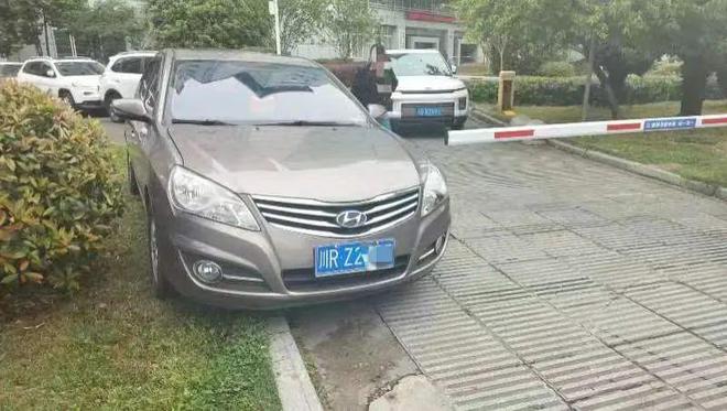 南部县政务大厅外的绿化带也成了停车位？火狐电竞(图2)