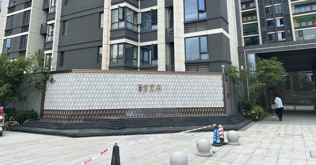 火狐电竞一楼花园是否属于公共绿地？成都一小区“底层花园”引发邻里矛盾(图1)