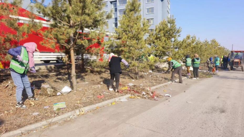火狐电竞黑龙江省桦南县：又是一年春风至 园林养护正当时(图1)